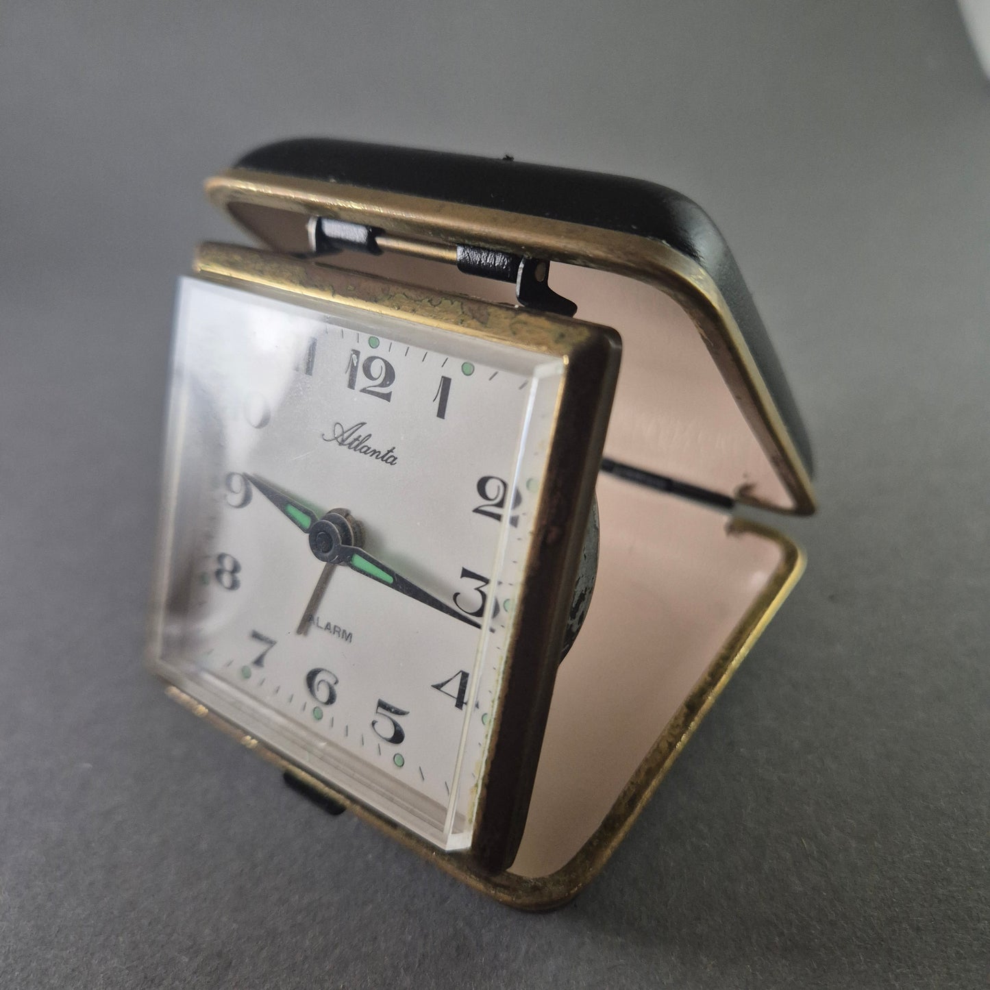 Atlanta Reisewecker im Vintage-Design – Klappgehäuse mit Weckfunktion