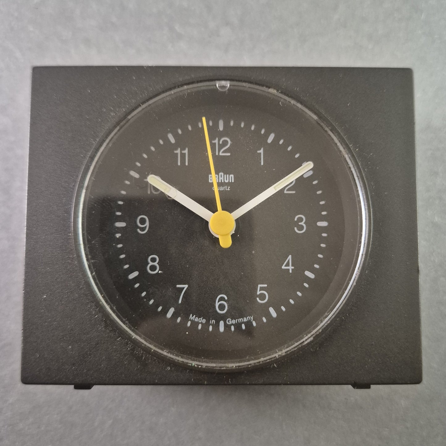 Braun Quarz-Reisewecker – Klassisches Design „Made in Germany“