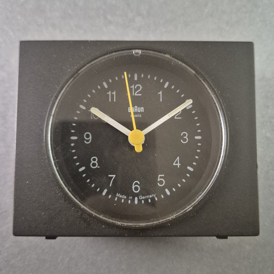 Braun Quarz-Reisewecker – Klassisches Design „Made in Germany“