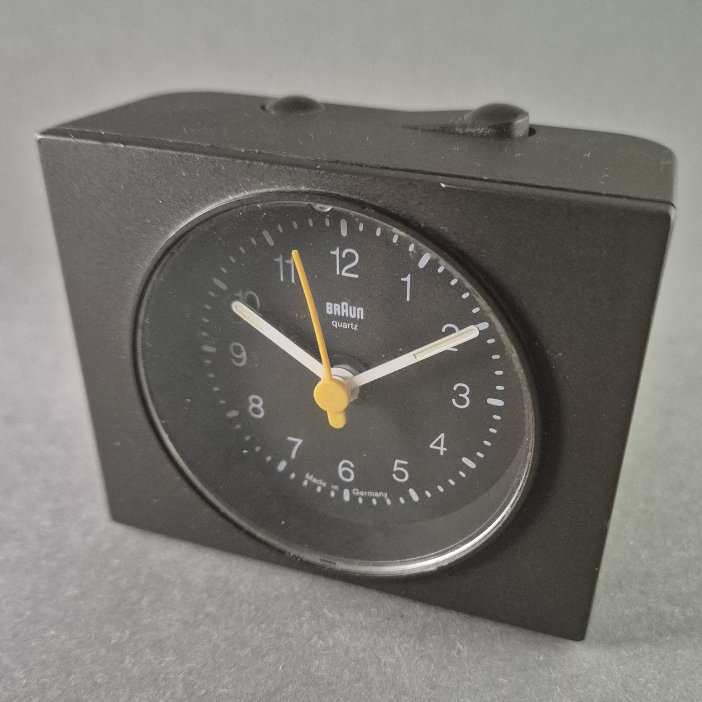 Braun Quarz-Reisewecker – Klassisches Design „Made in Germany“