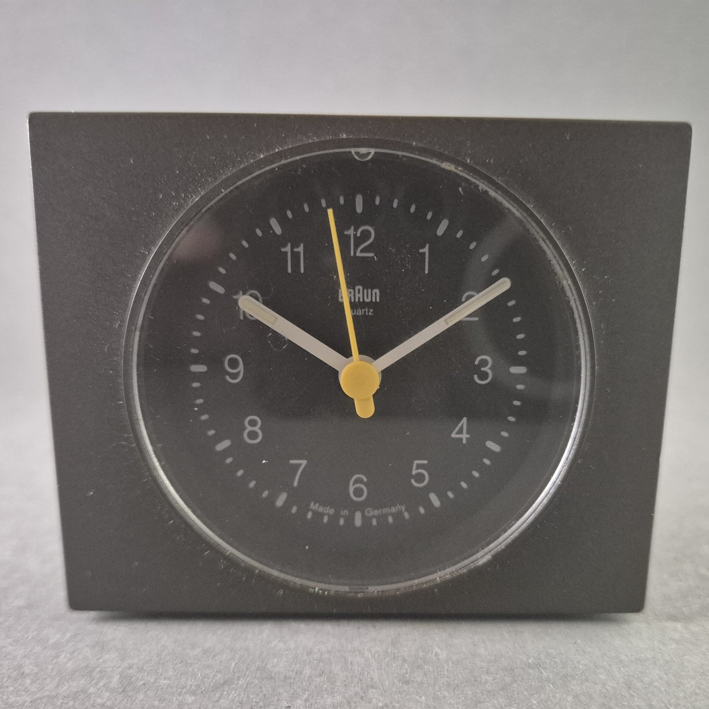 Braun Quarz-Reisewecker – Klassisches Design „Made in Germany“