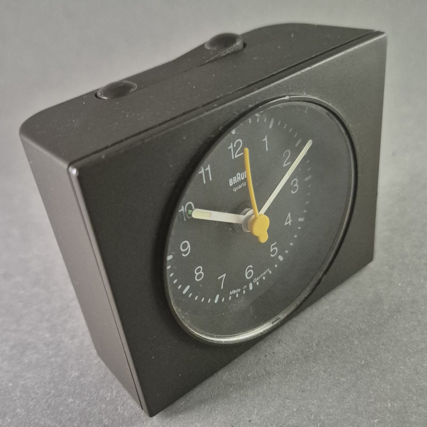 Braun Quarz-Reisewecker – Klassisches Design „Made in Germany“