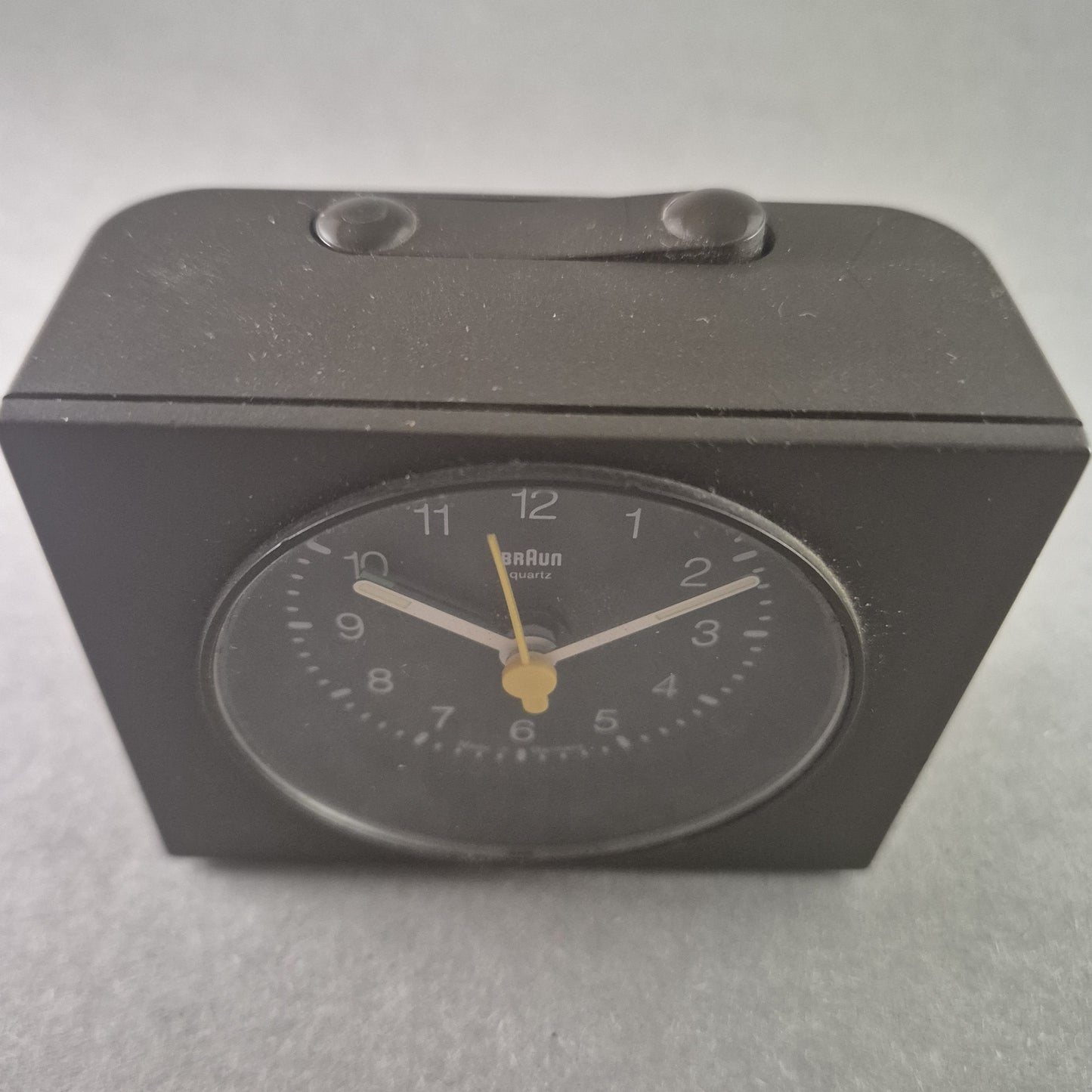 Braun Quarz-Reisewecker – Klassisches Design „Made in Germany“