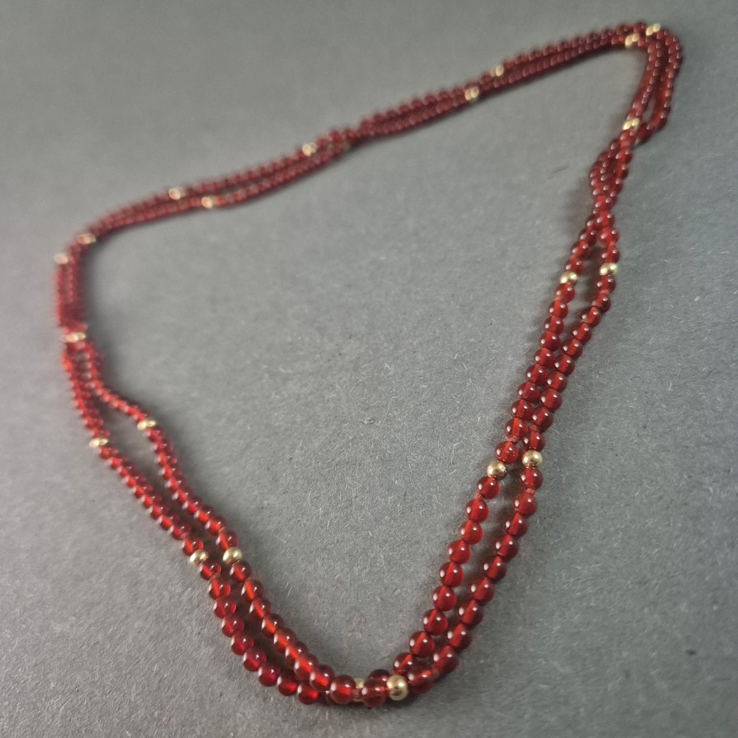 Elegante Vintage Granatkette mit Goldakzenten Klassische Schönheit