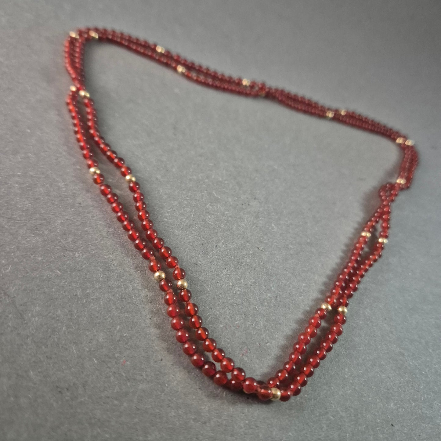 Elegante Vintage Granatkette mit Goldakzenten Klassische Schönheit