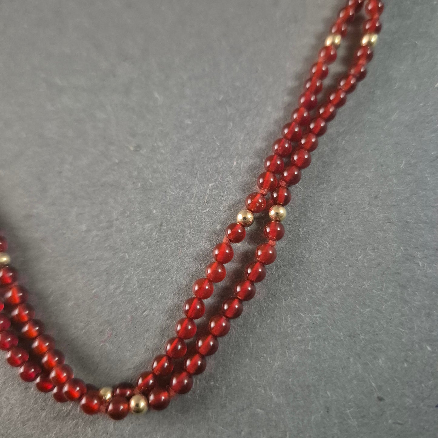 Elegante Vintage Granatkette mit Goldakzenten Klassische Schönheit