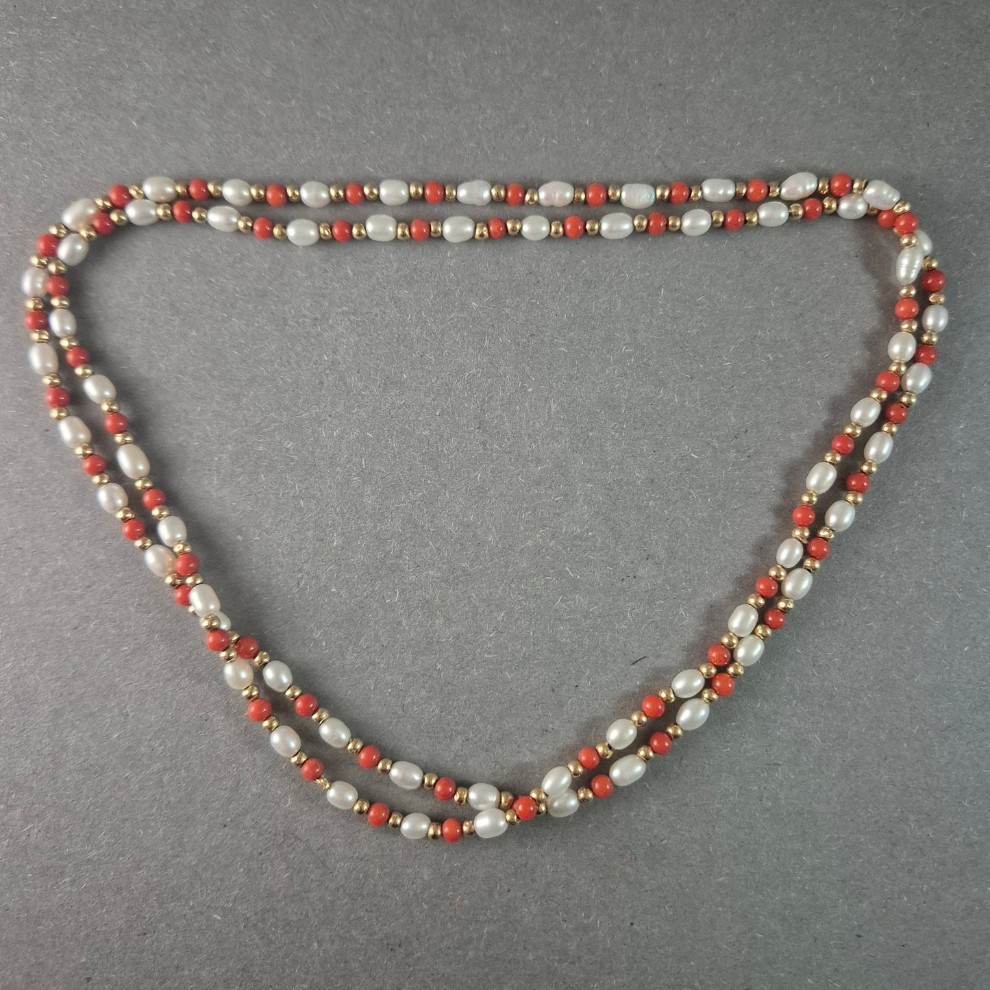 Edle Vintage-Perlenkette mit Koralle & Goldakzenten – Zweireihiges Design
