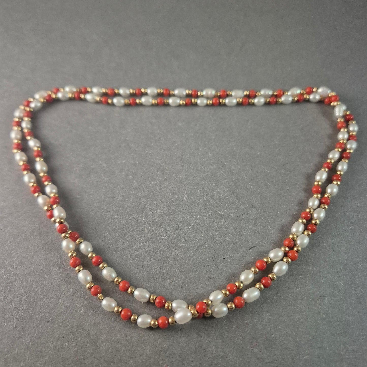 Edle Vintage-Perlenkette mit Koralle & Goldakzenten – Zweireihiges Design