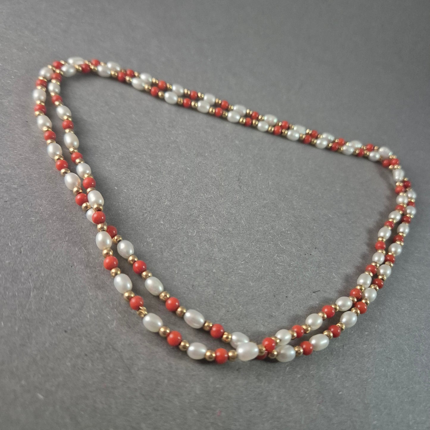 Edle Vintage-Perlenkette mit Koralle & Goldakzenten – Zweireihiges Design