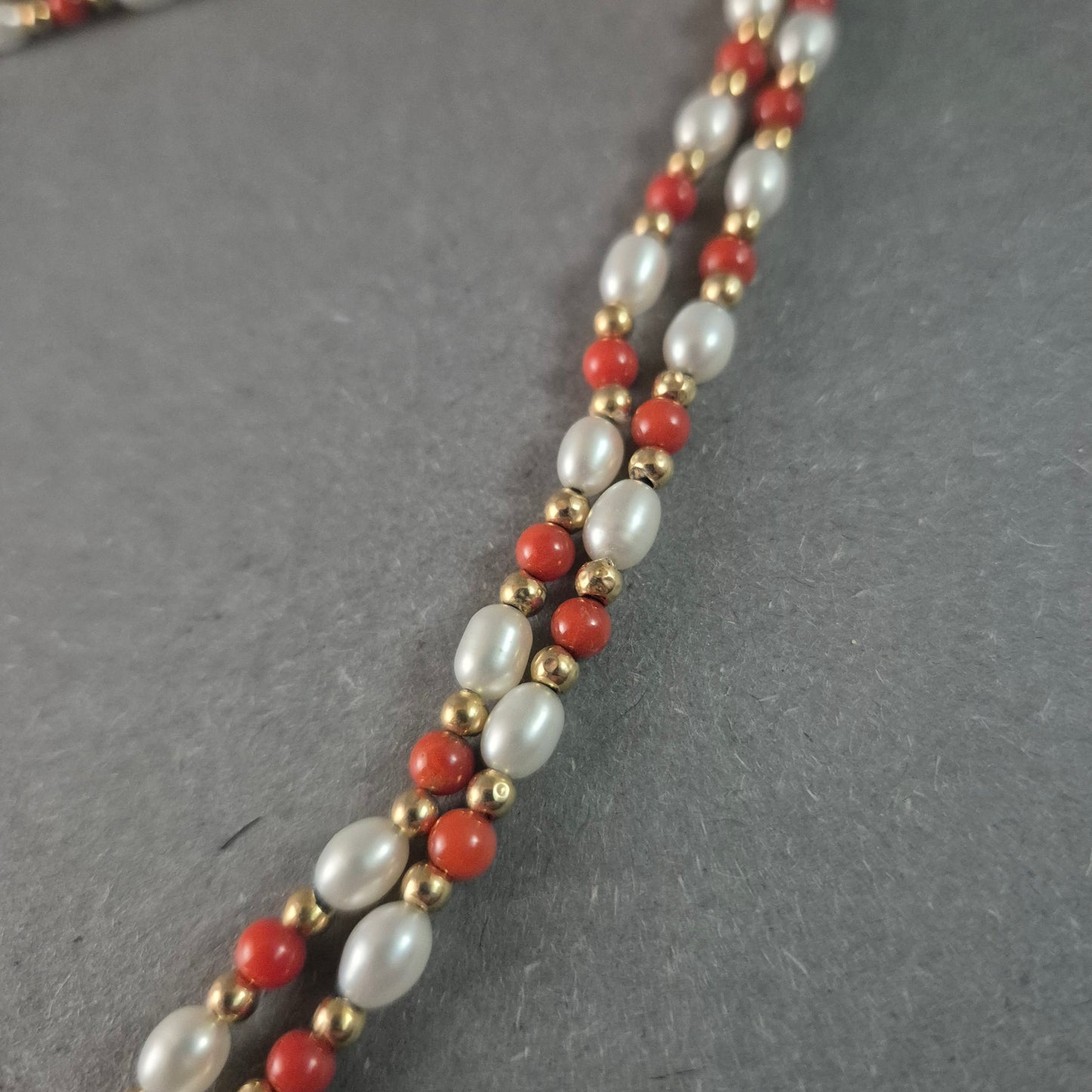 Edle Vintage-Perlenkette mit Koralle & Goldakzenten – Zweireihiges Design