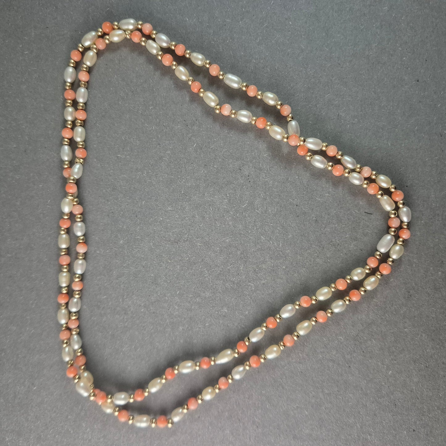 Edle Vintage-Perlenkette mit Lachs-Koralle & Goldakzenten – Zweireihig