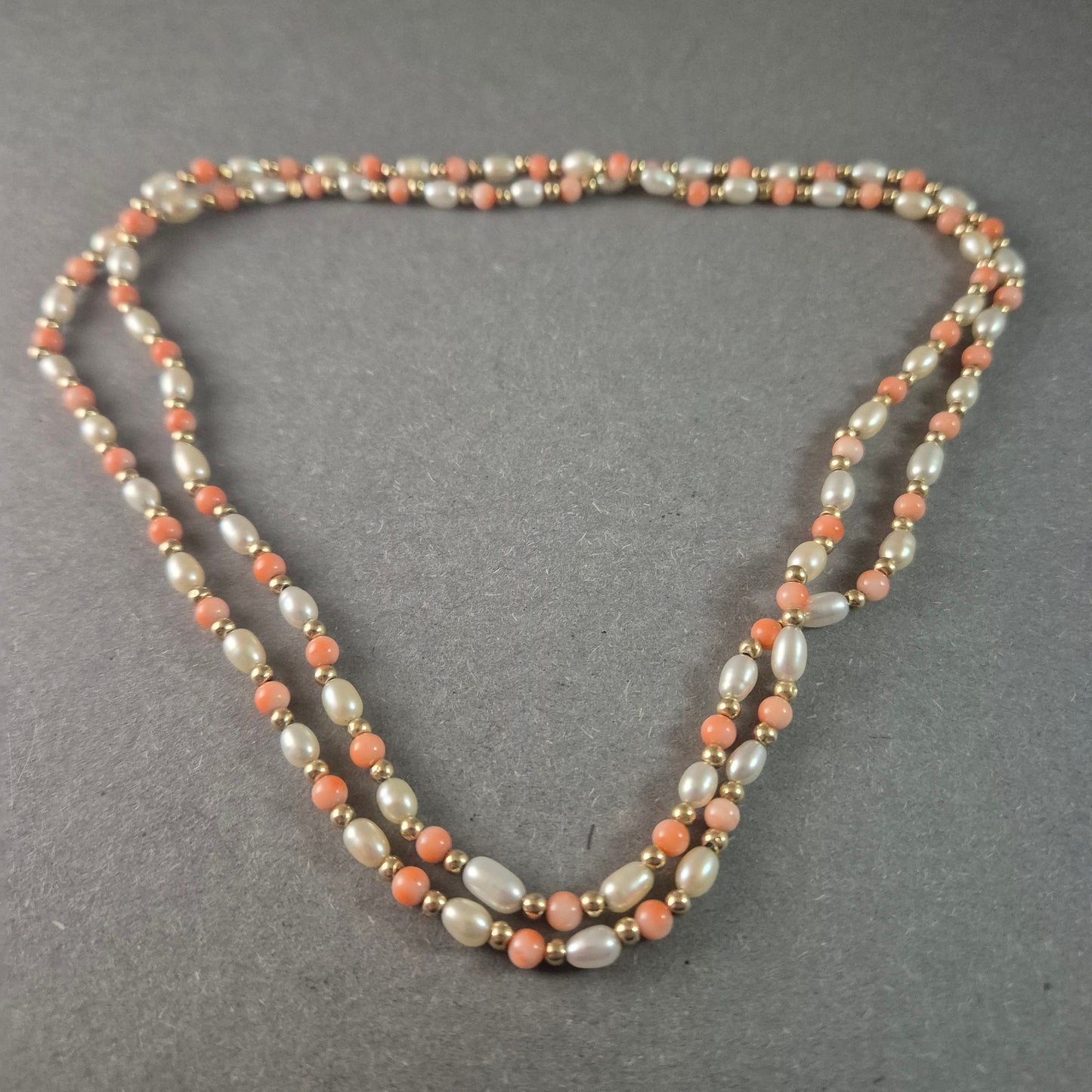 Edle Vintage-Perlenkette mit Lachs-Koralle & Goldakzenten – Zweireihig