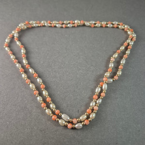 Edle Vintage-Perlenkette mit Lachs-Koralle & Goldakzenten – Zweireihig