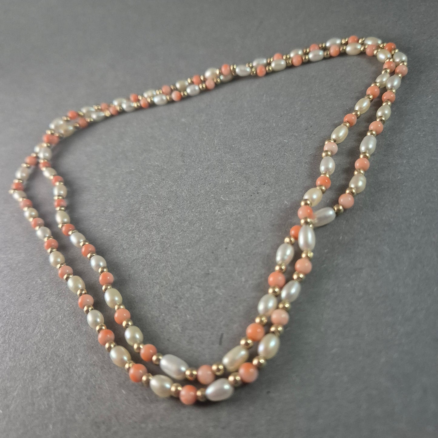 Edle Vintage-Perlenkette mit Lachs-Koralle & Goldakzenten – Zweireihig
