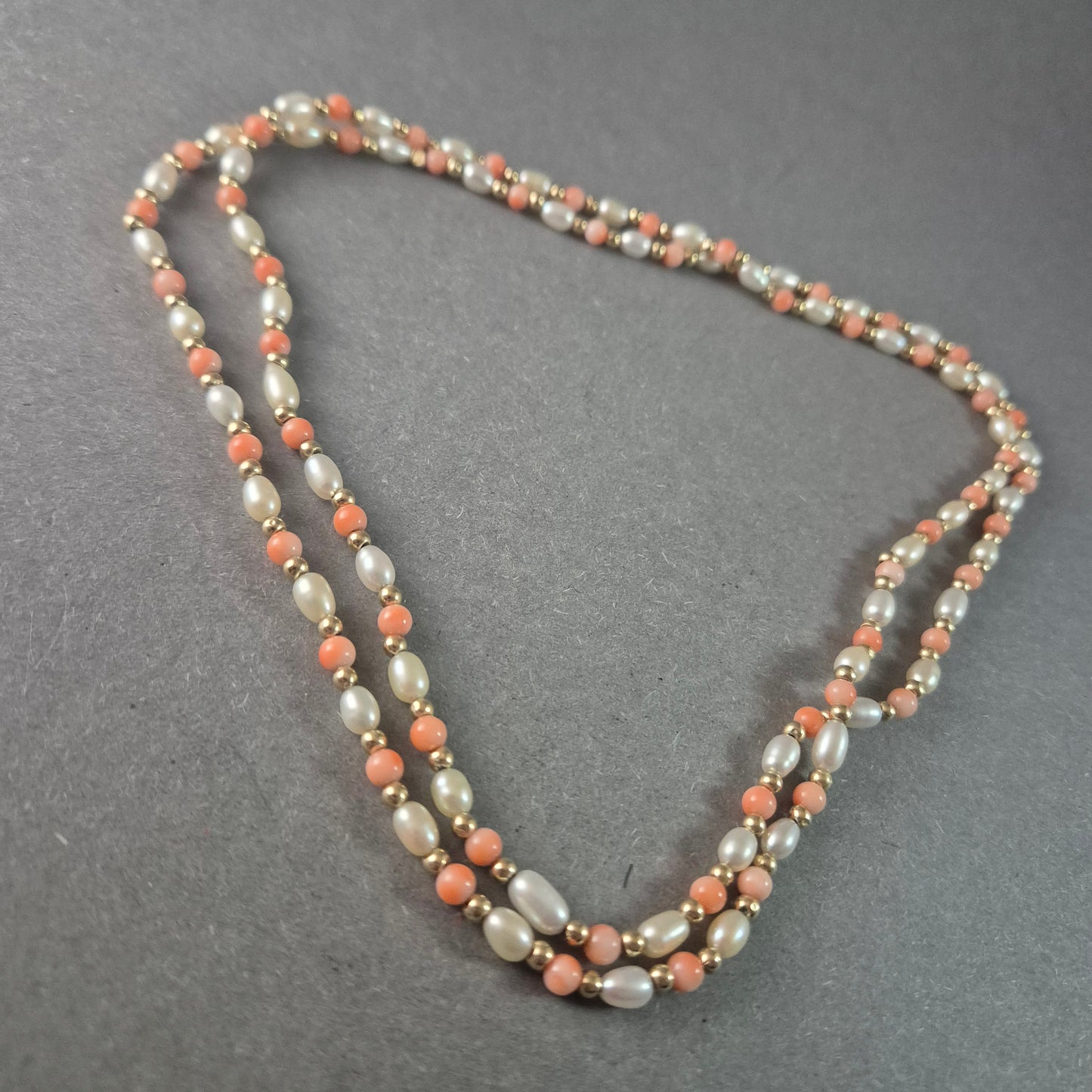 Edle Vintage-Perlenkette mit Lachs-Koralle & Goldakzenten – Zweireihig