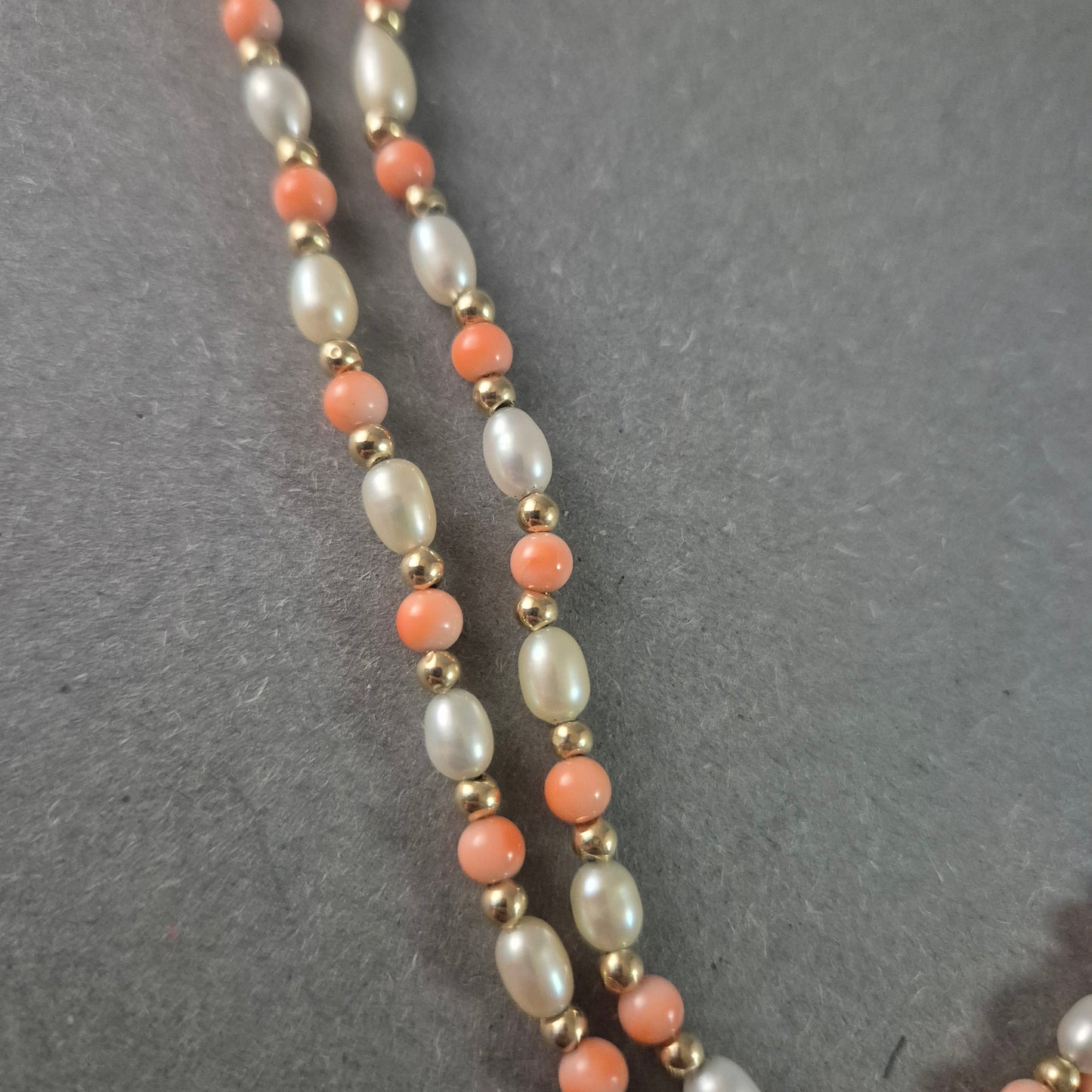 Edle Vintage-Perlenkette mit Lachs-Koralle & Goldakzenten – Zweireihig
