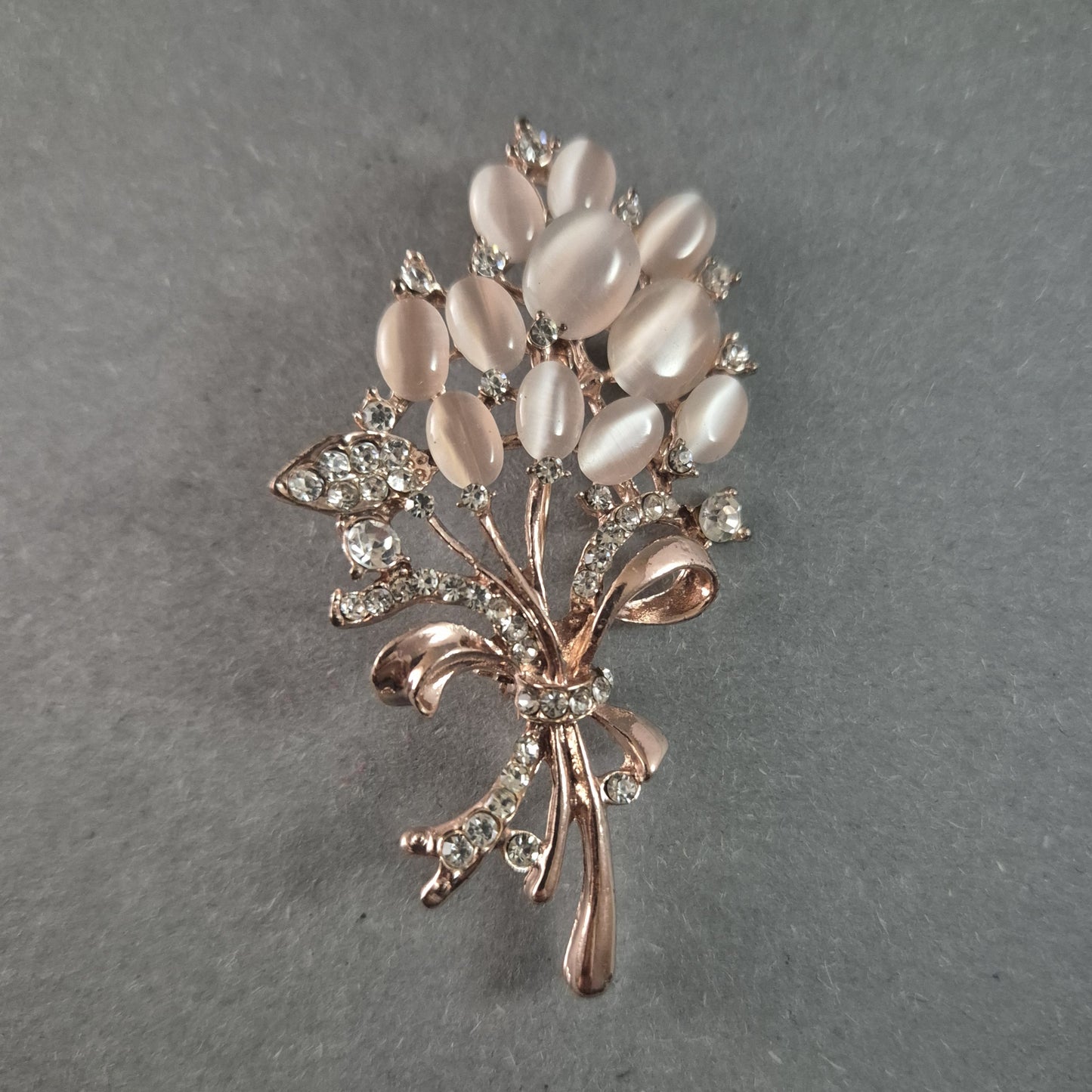 Elegante Vintage-Brosche mit Rosenquarz & Strass – Edler Blumenschmuck