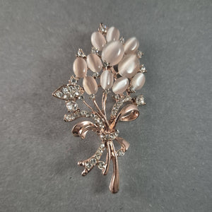 Elegante Vintage-Brosche mit Rosenquarz & Strass – Edler Blumenschmuck