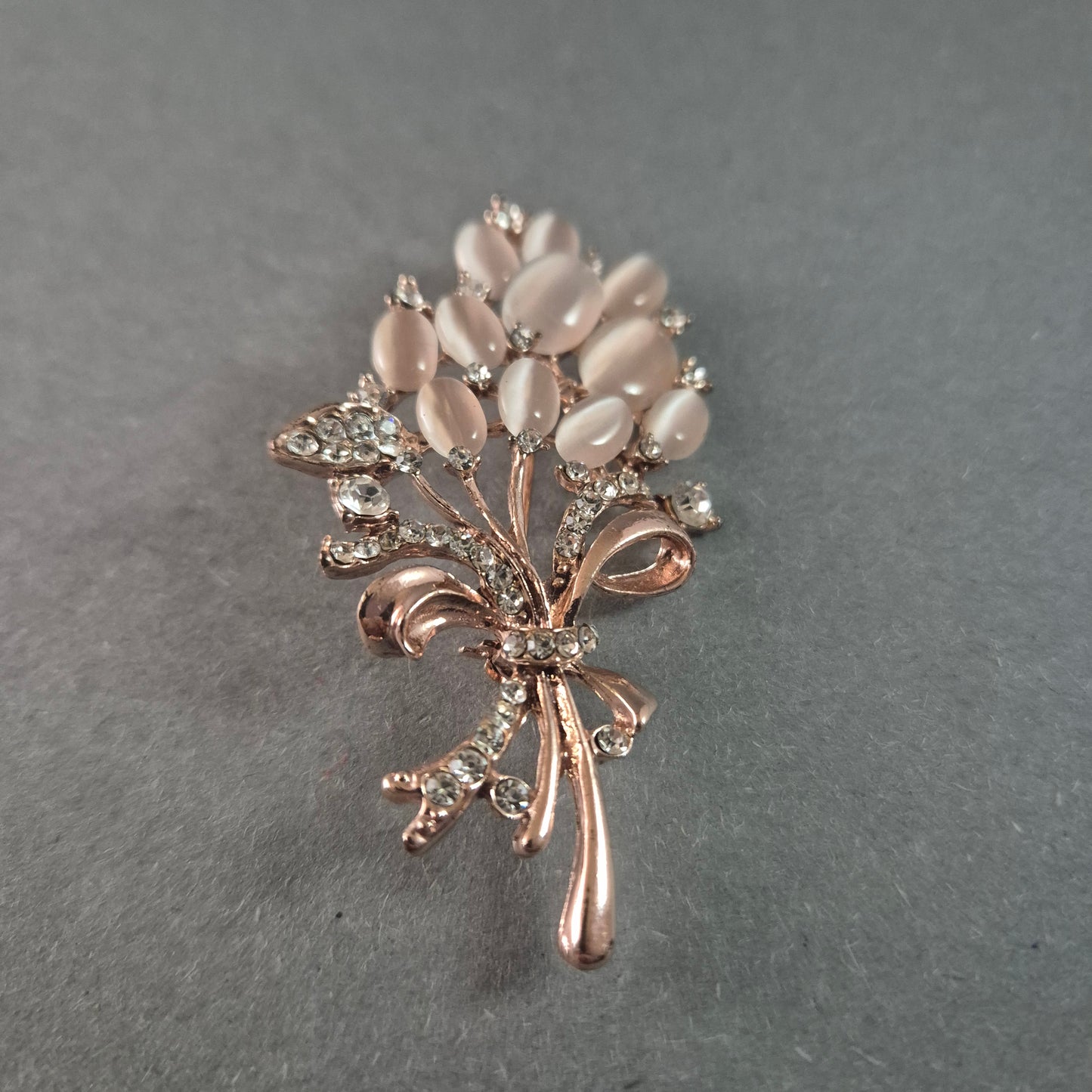 Elegante Vintage-Brosche mit Rosenquarz & Strass – Edler Blumenschmuck