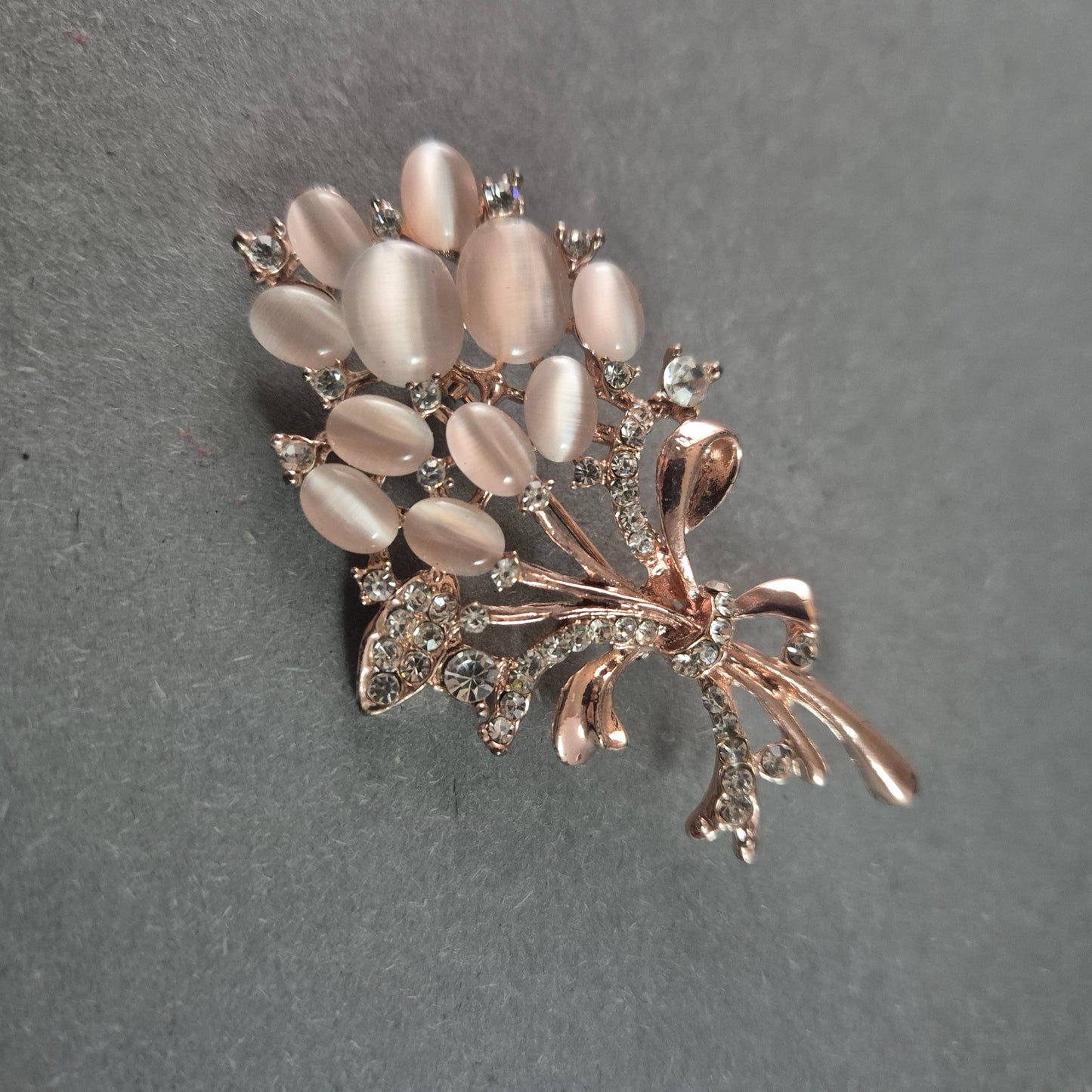 Elegante Vintage-Brosche mit Rosenquarz & Strass – Edler Blumenschmuck