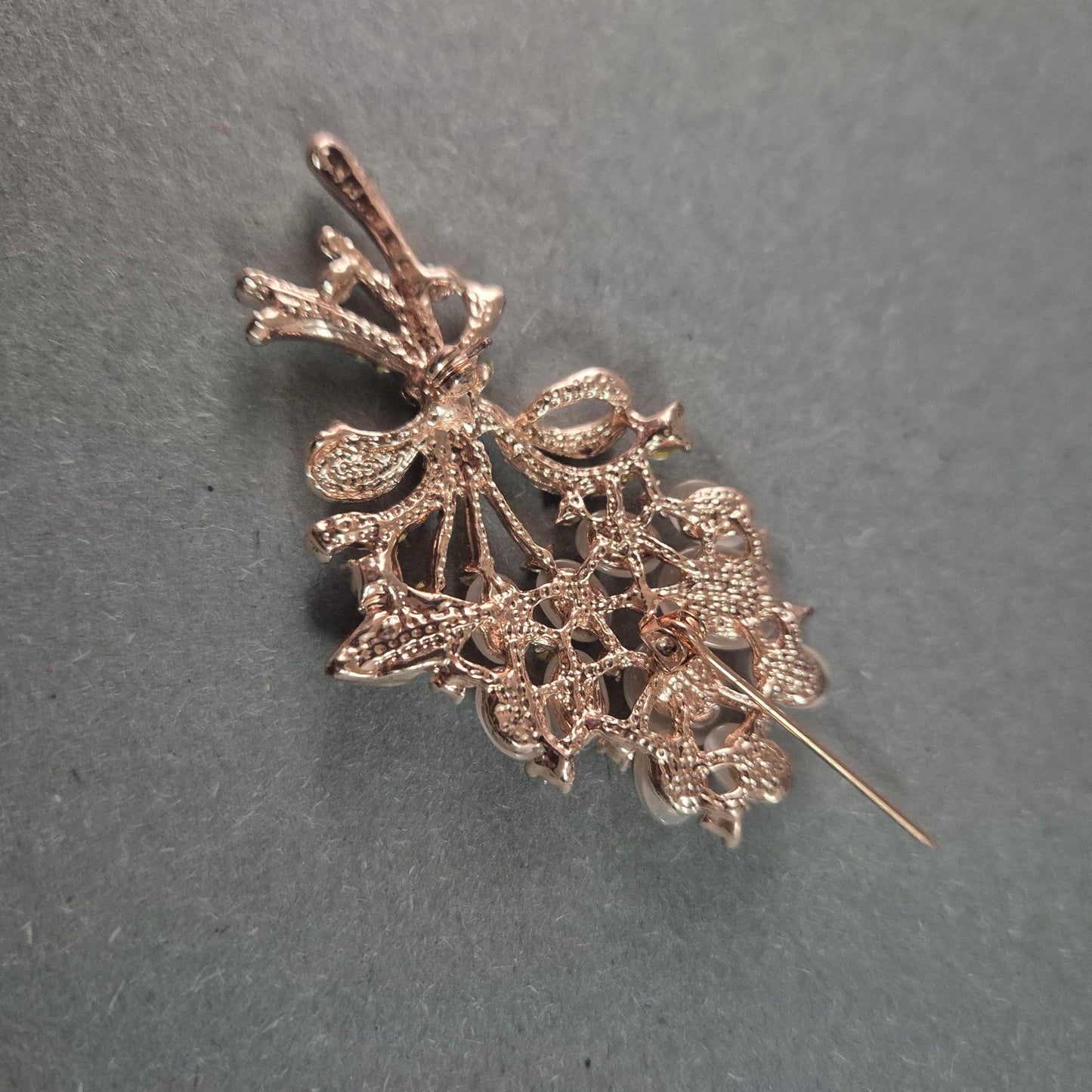 Elegante Vintage-Brosche mit Rosenquarz & Strass – Edler Blumenschmuck