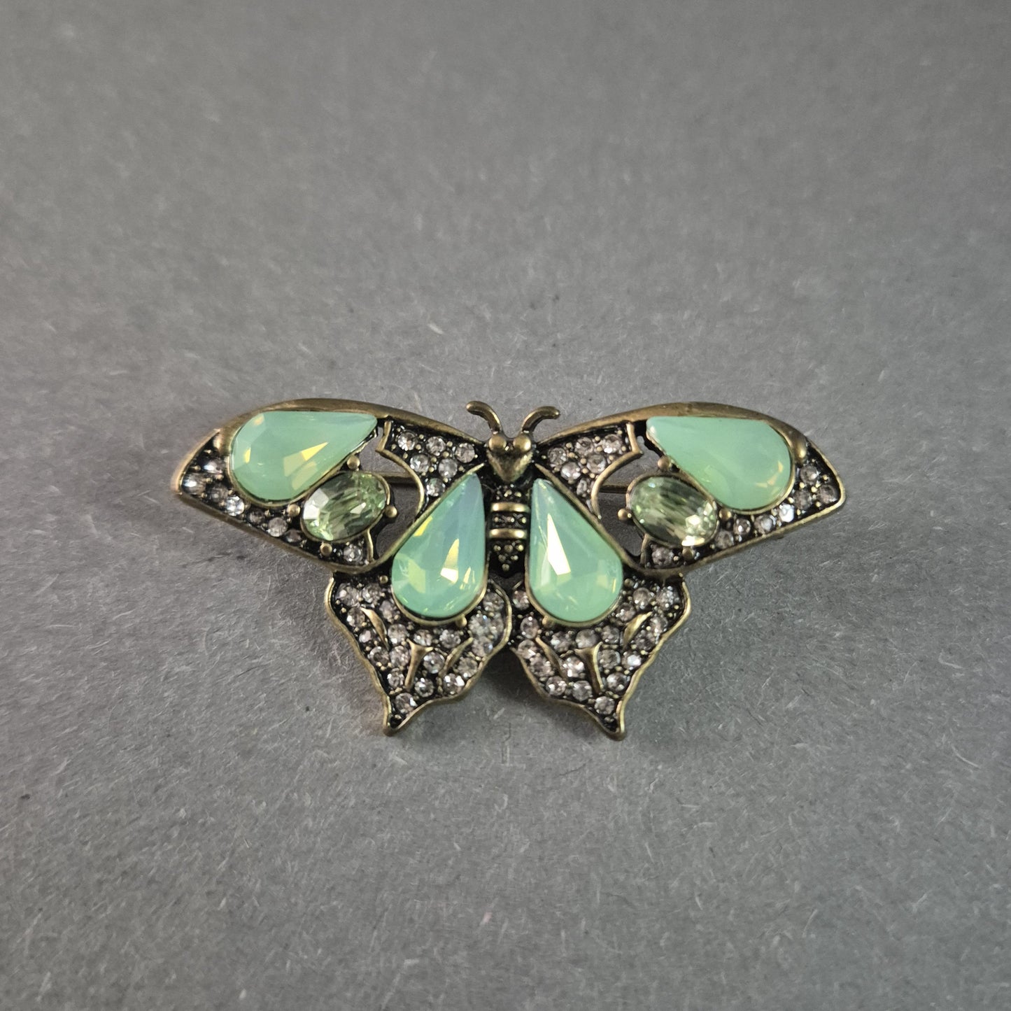 Vintage Schmetterlingsbrosche mit Opalglas & Strass – Eleganter Retro-Stil