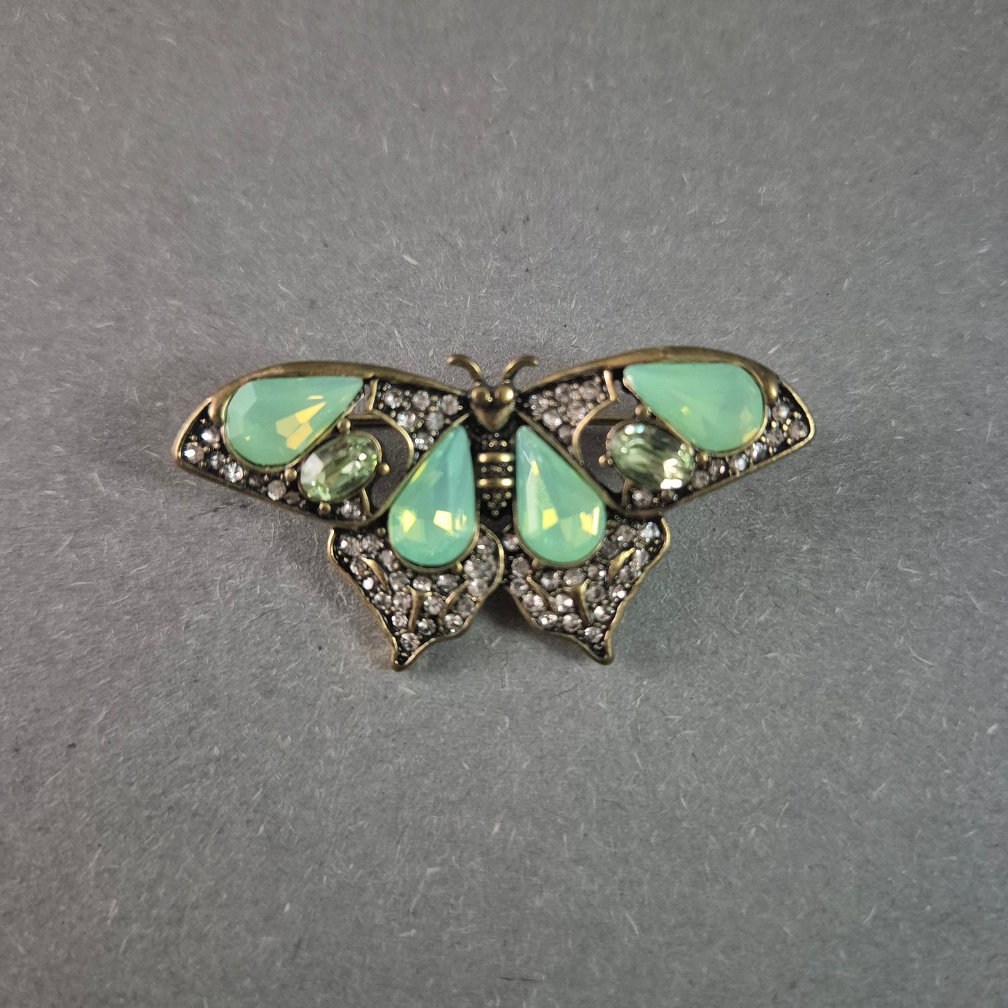 Vintage Schmetterlingsbrosche mit Opalglas & Strass – Eleganter Retro-Stil