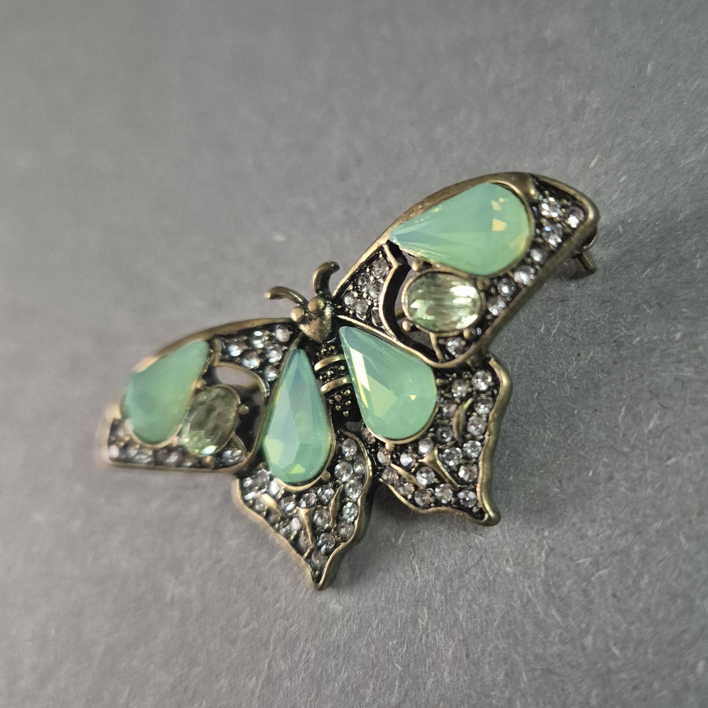 Vintage Schmetterlingsbrosche mit Opalglas & Strass – Eleganter Retro-Stil