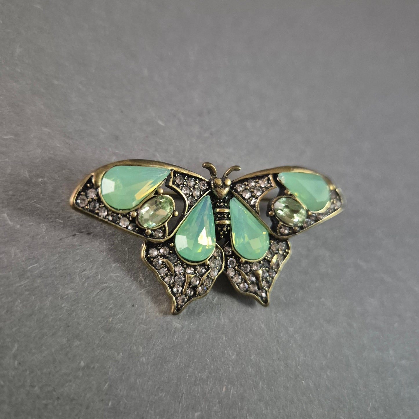 Vintage Schmetterlingsbrosche mit Opalglas & Strass – Eleganter Retro-Stil