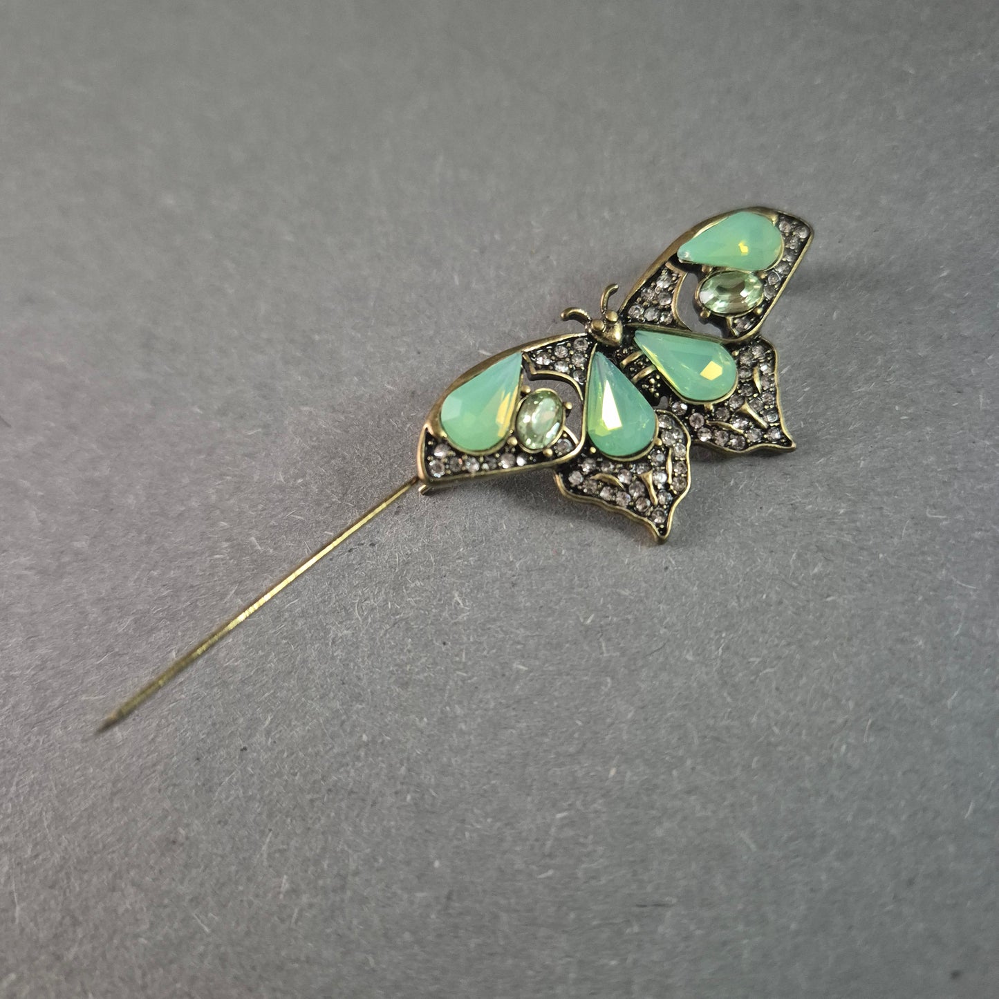 Vintage Schmetterlingsbrosche mit Opalglas & Strass – Eleganter Retro-Stil