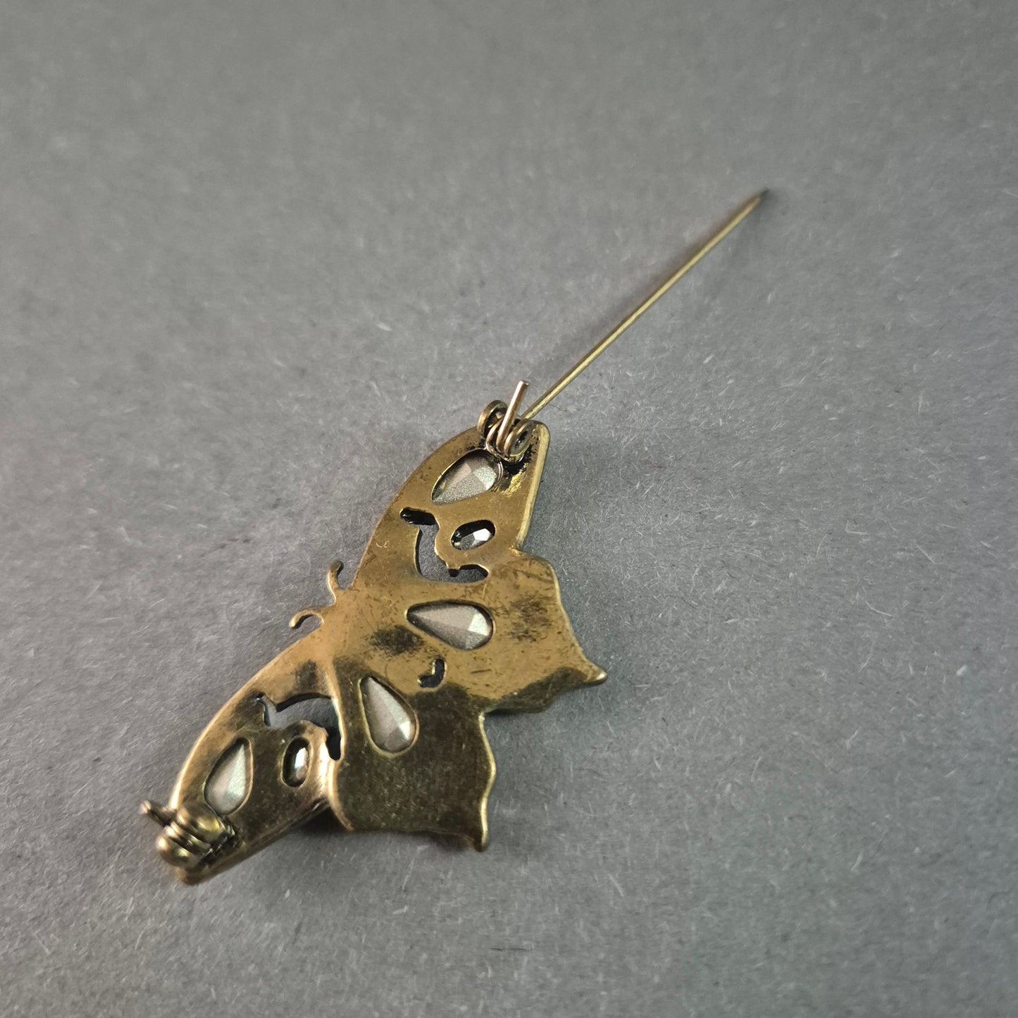 Vintage Schmetterlingsbrosche mit Opalglas & Strass – Eleganter Retro-Stil