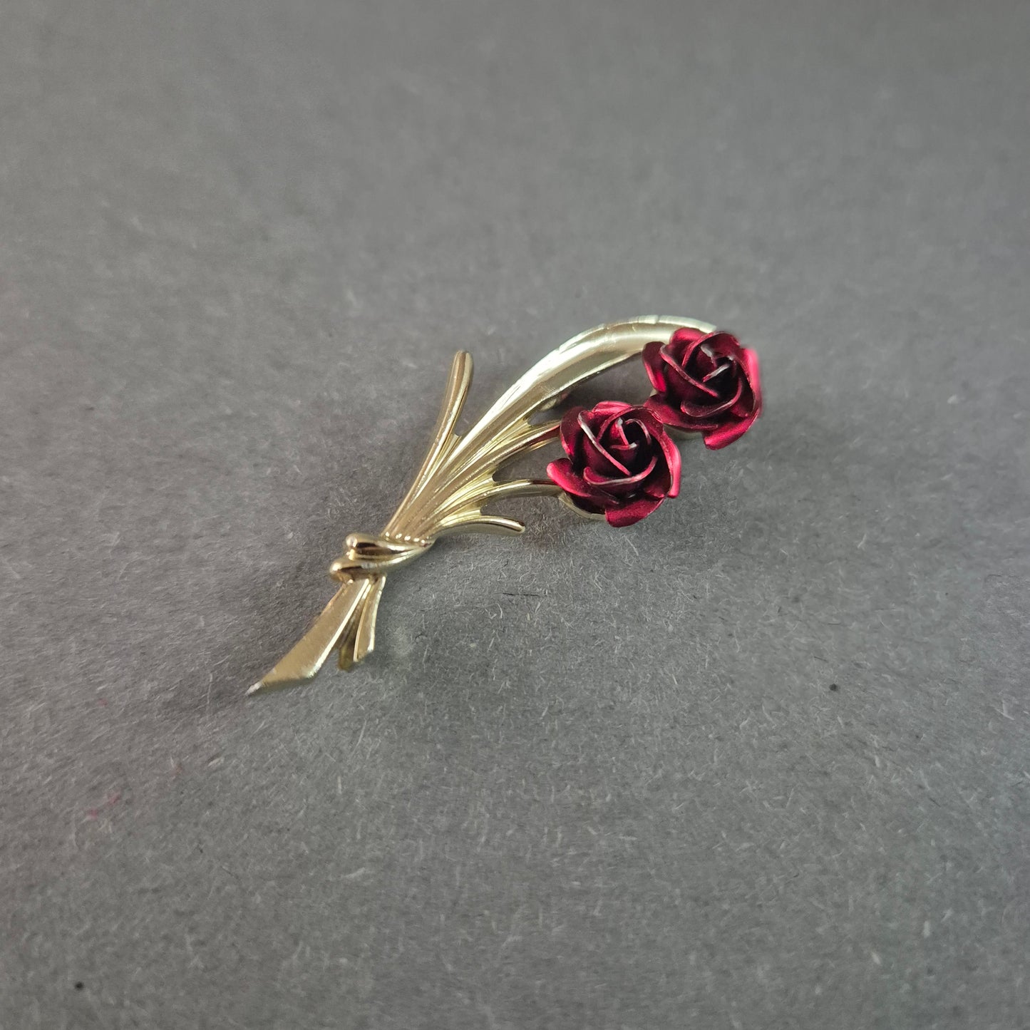 Elegante Vintage-Rosenbrosche – Goldfarbene Blütenpracht
