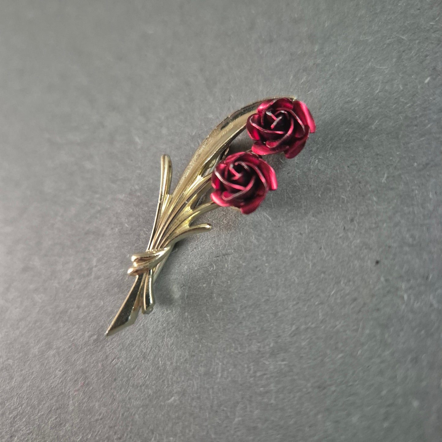 Elegante Vintage-Rosenbrosche – Goldfarbene Blütenpracht