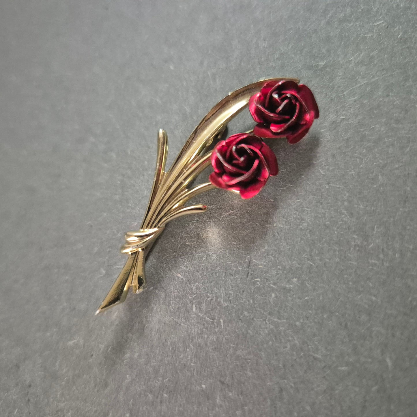 Elegante Vintage-Rosenbrosche – Goldfarbene Blütenpracht