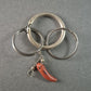 Antiker Schlüsselanhänger mit rotem Korallenanhänger – Glücksbringer aus Silber