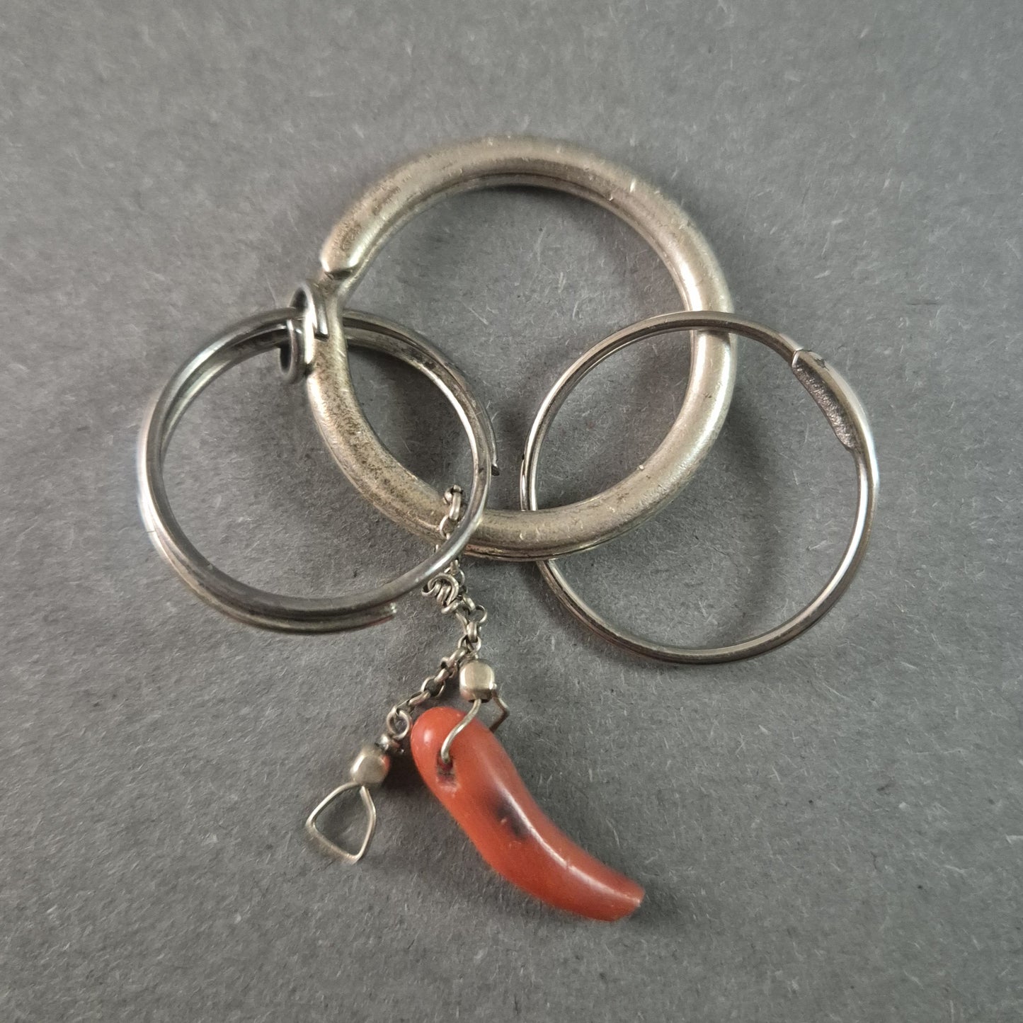Antiker Schlüsselanhänger mit rotem Korallenanhänger – Glücksbringer aus Silber