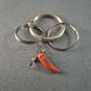 Antiker Schlüsselanhänger mit rotem Korallenanhänger – Glücksbringer aus Silber