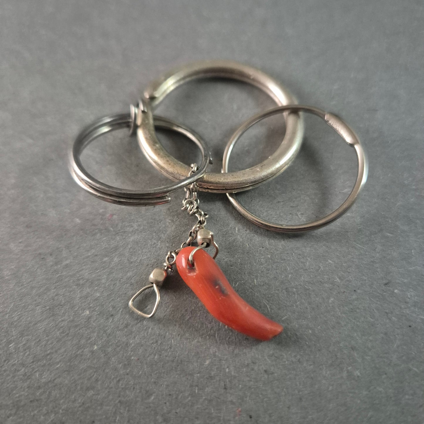 Antiker Schlüsselanhänger mit rotem Korallenanhänger – Glücksbringer aus Silber