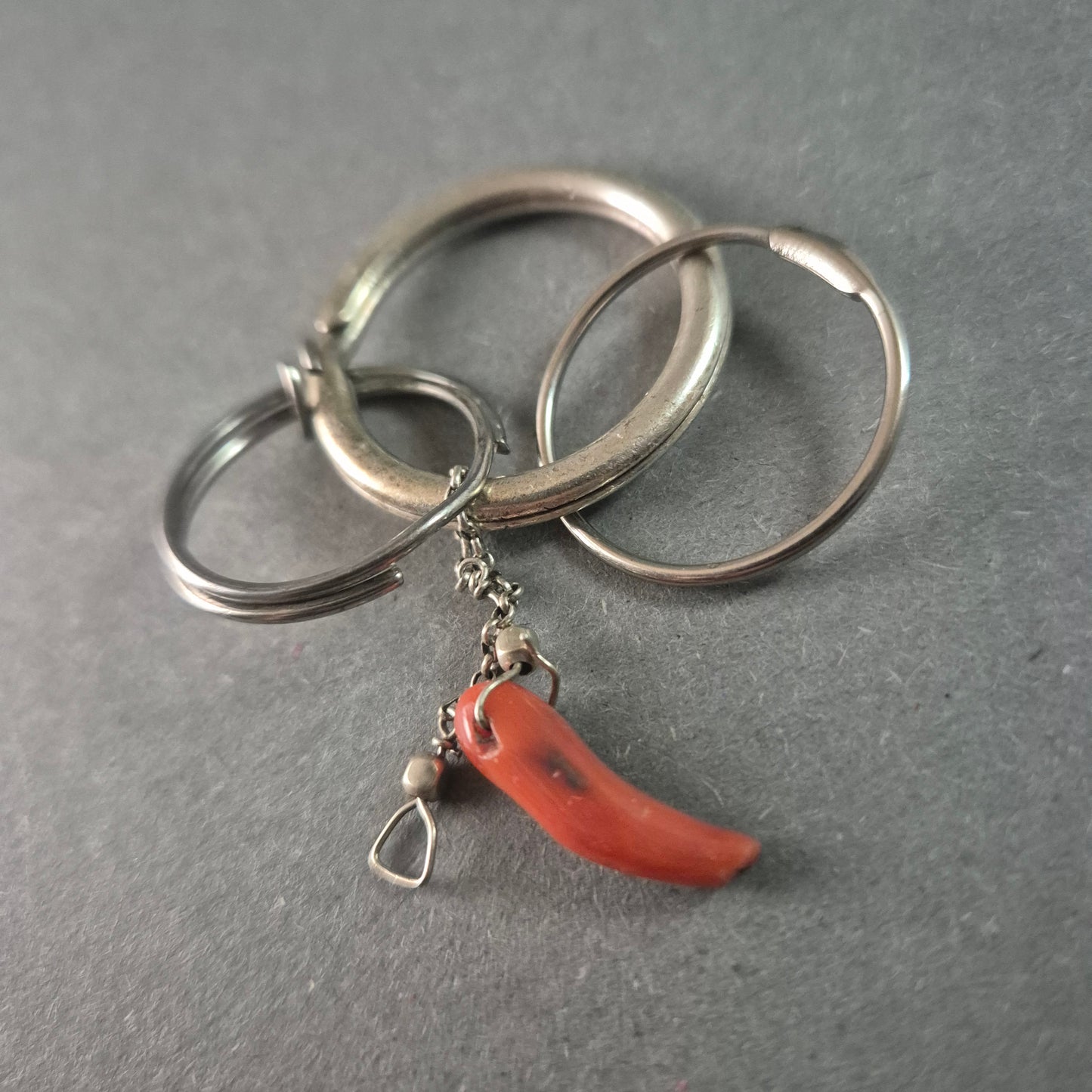 Antiker Schlüsselanhänger mit rotem Korallenanhänger – Glücksbringer aus Silber