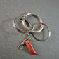 Antiker Schlüsselanhänger mit rotem Korallenanhänger – Glücksbringer aus Silber