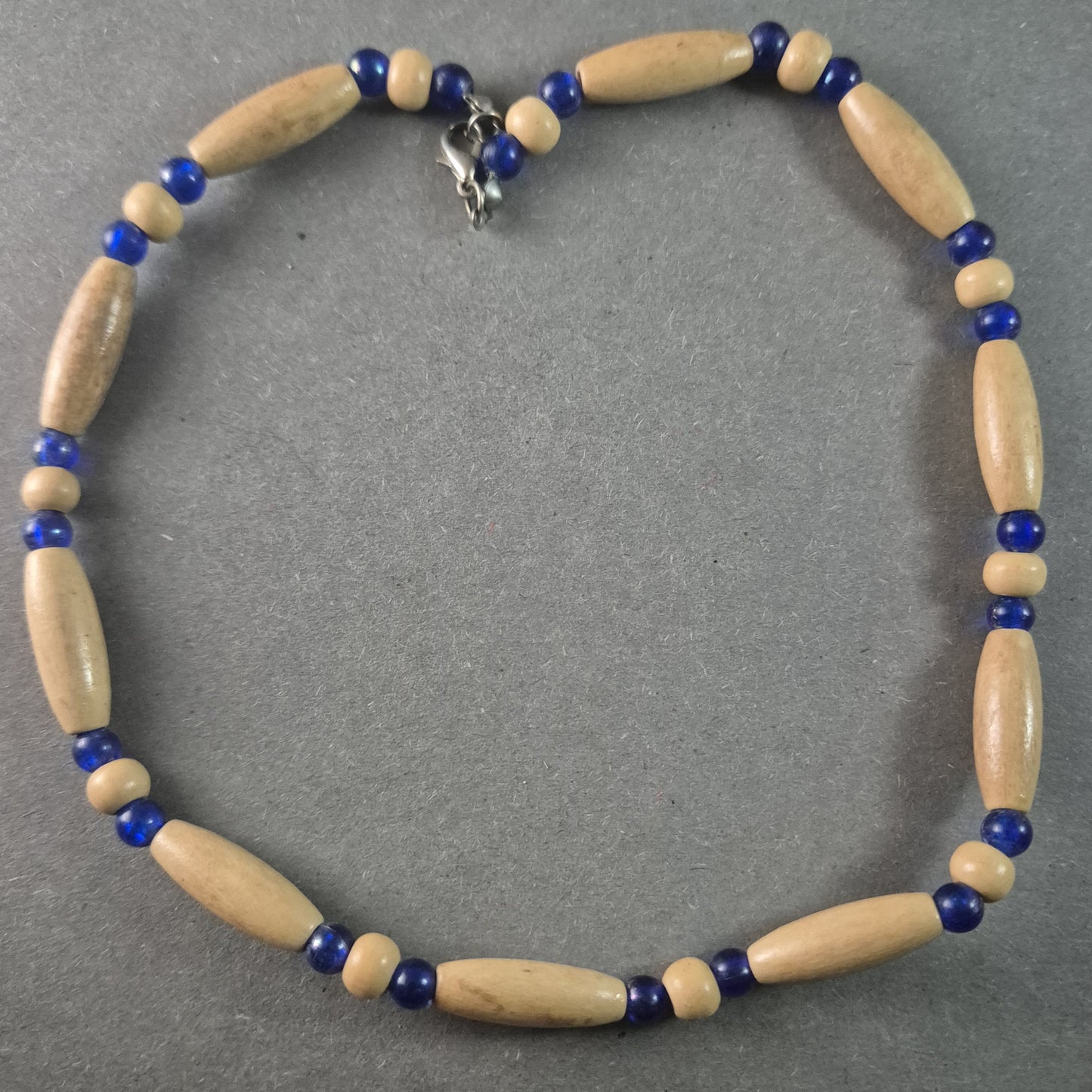 Natürliche Holz- und Glasperlenkette – Ethno-Design mit maritimem Charme