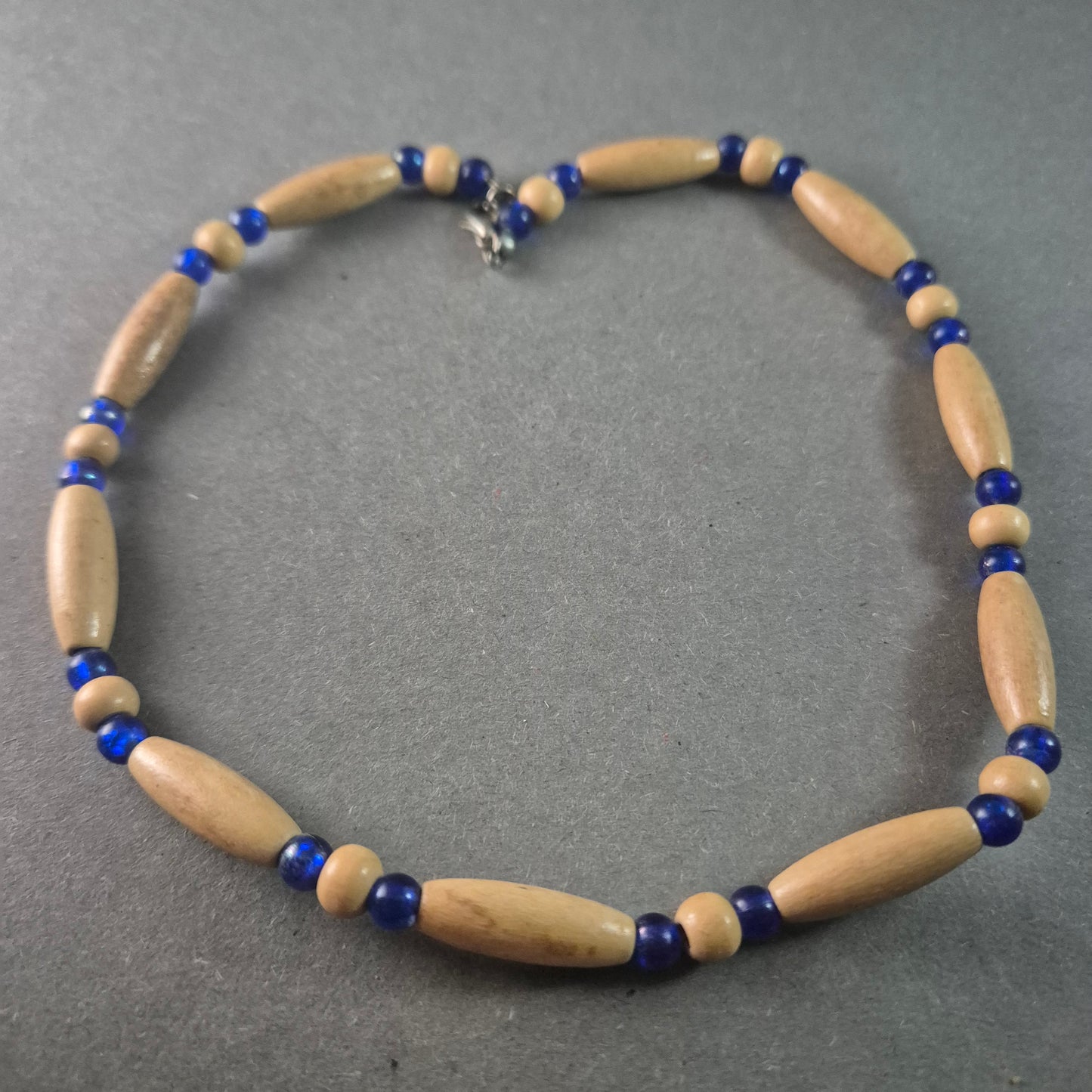 Natürliche Holz- und Glasperlenkette – Ethno-Design mit maritimem Charme