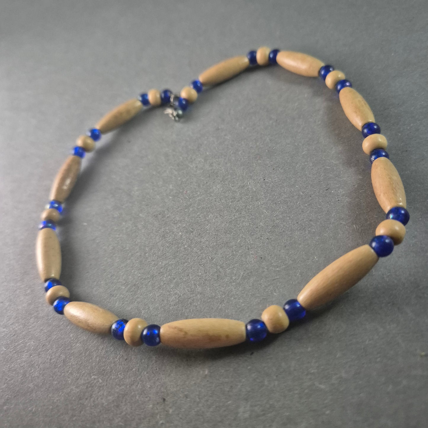 Natürliche Holz- und Glasperlenkette – Ethno-Design mit maritimem Charme