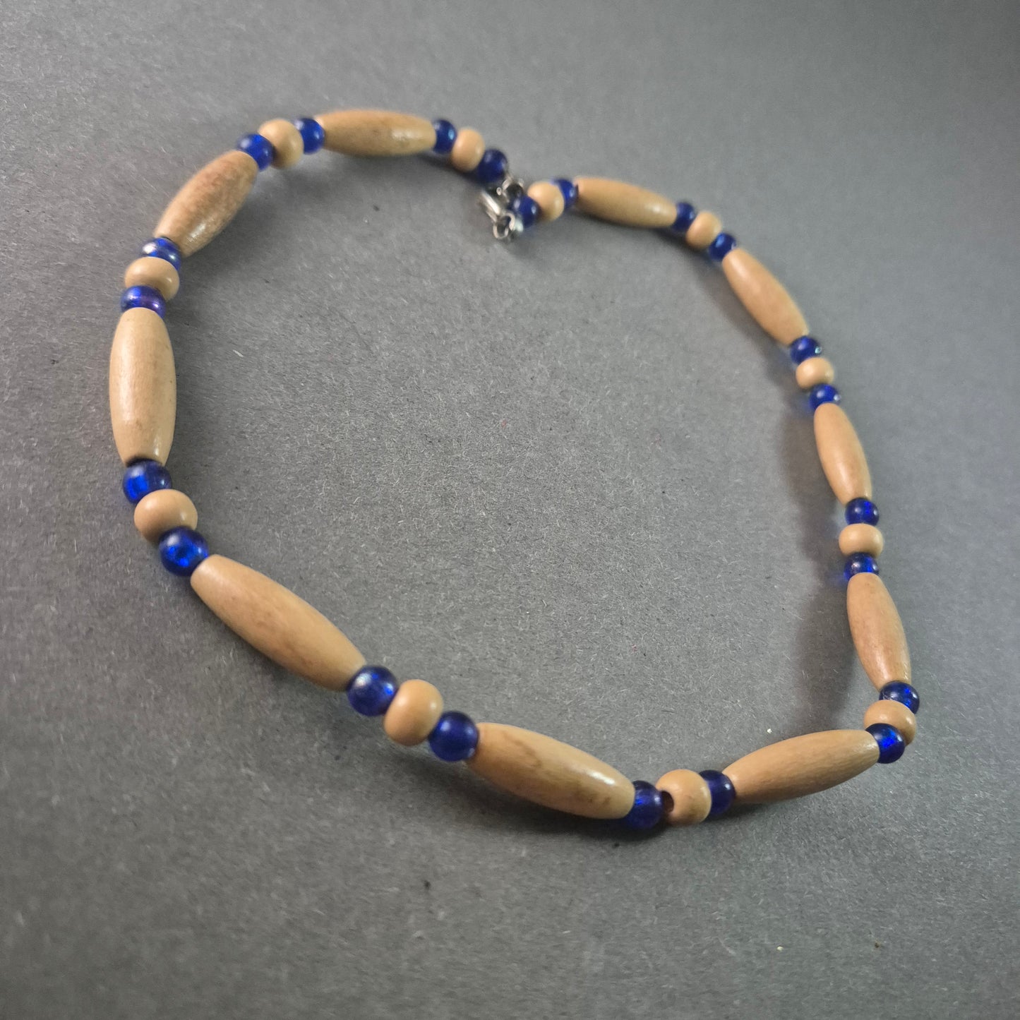 Natürliche Holz- und Glasperlenkette – Ethno-Design mit maritimem Charme