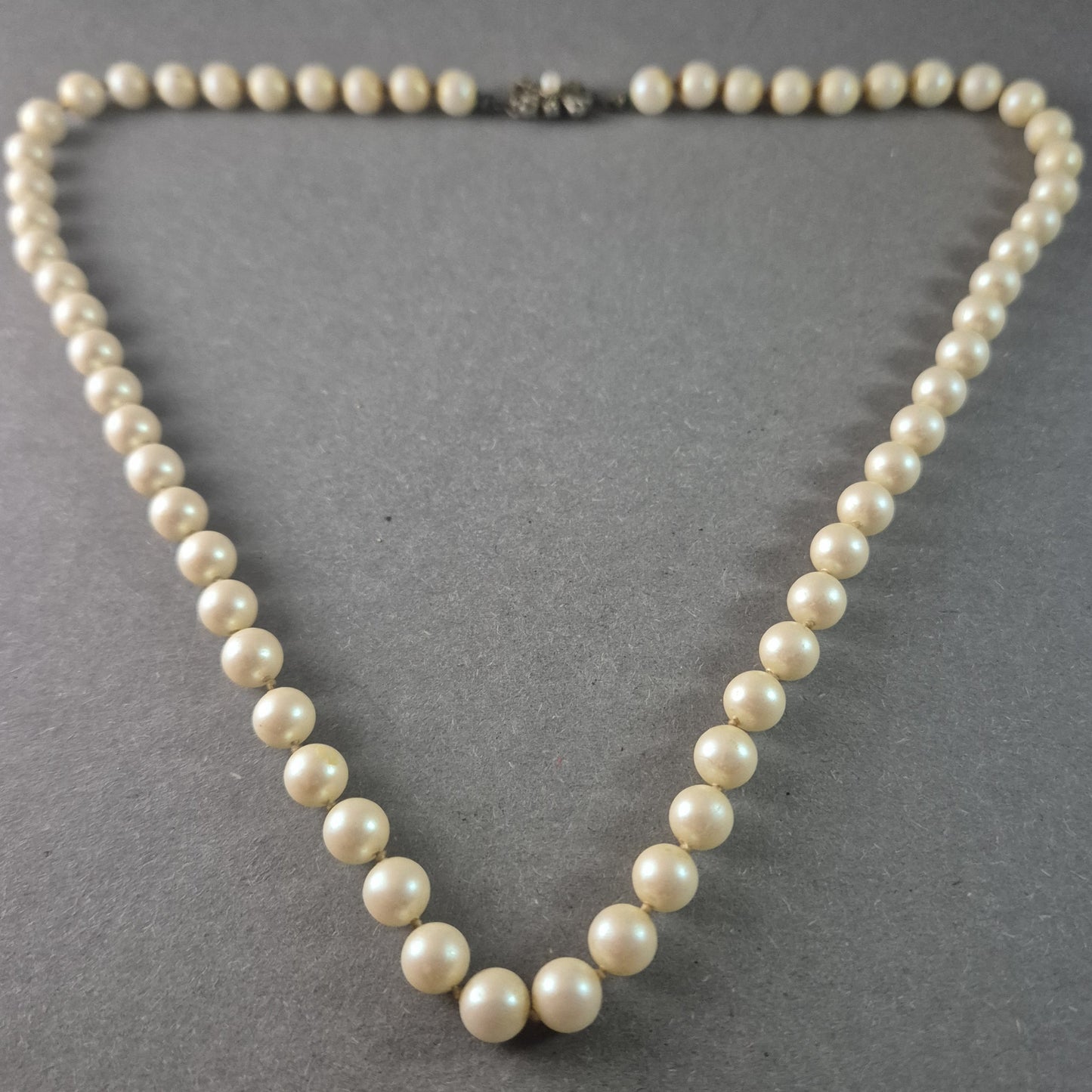 Elegante Vintage-Perlenkette mit filigranem Verschluss – Zeitlose Schönheit