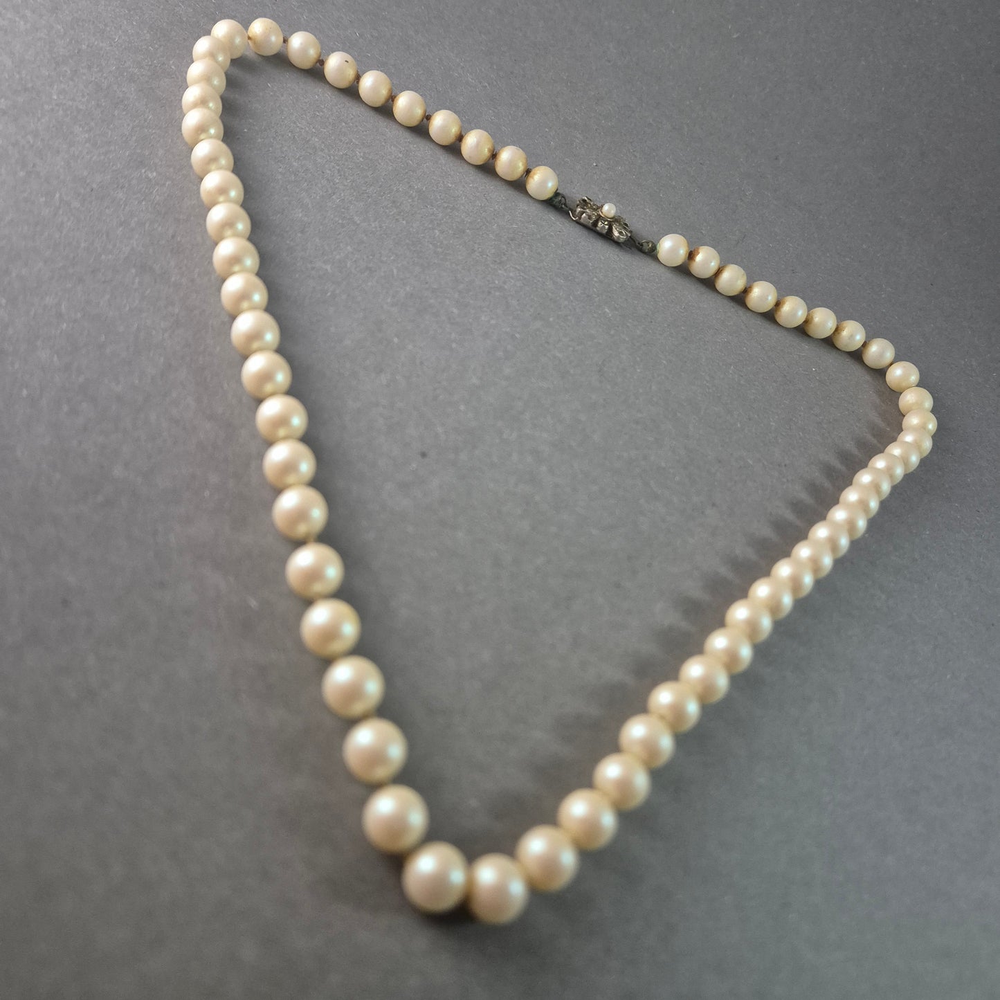 Elegante Vintage-Perlenkette mit filigranem Verschluss – Zeitlose Schönheit