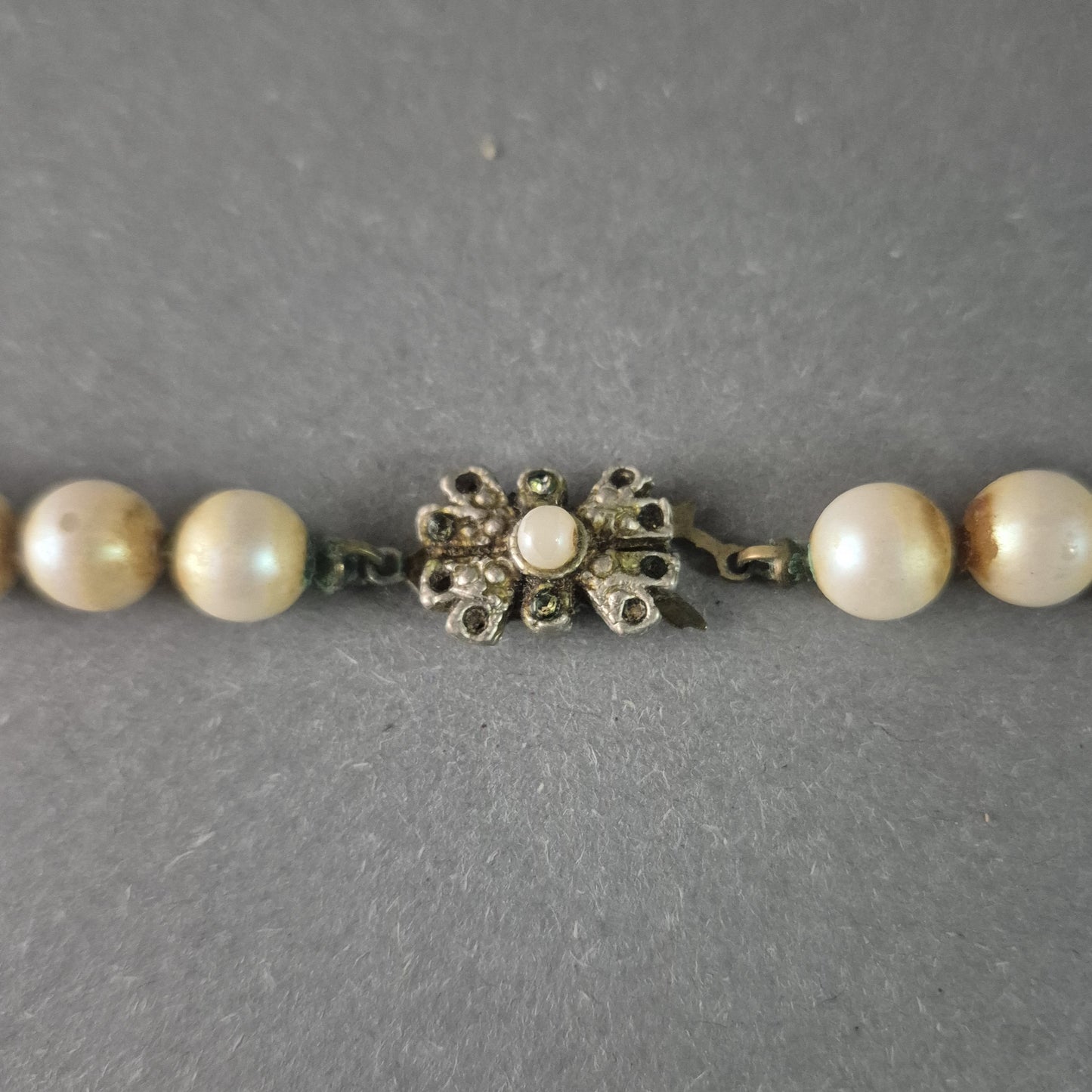 Elegante Vintage-Perlenkette mit filigranem Verschluss – Zeitlose Schönheit