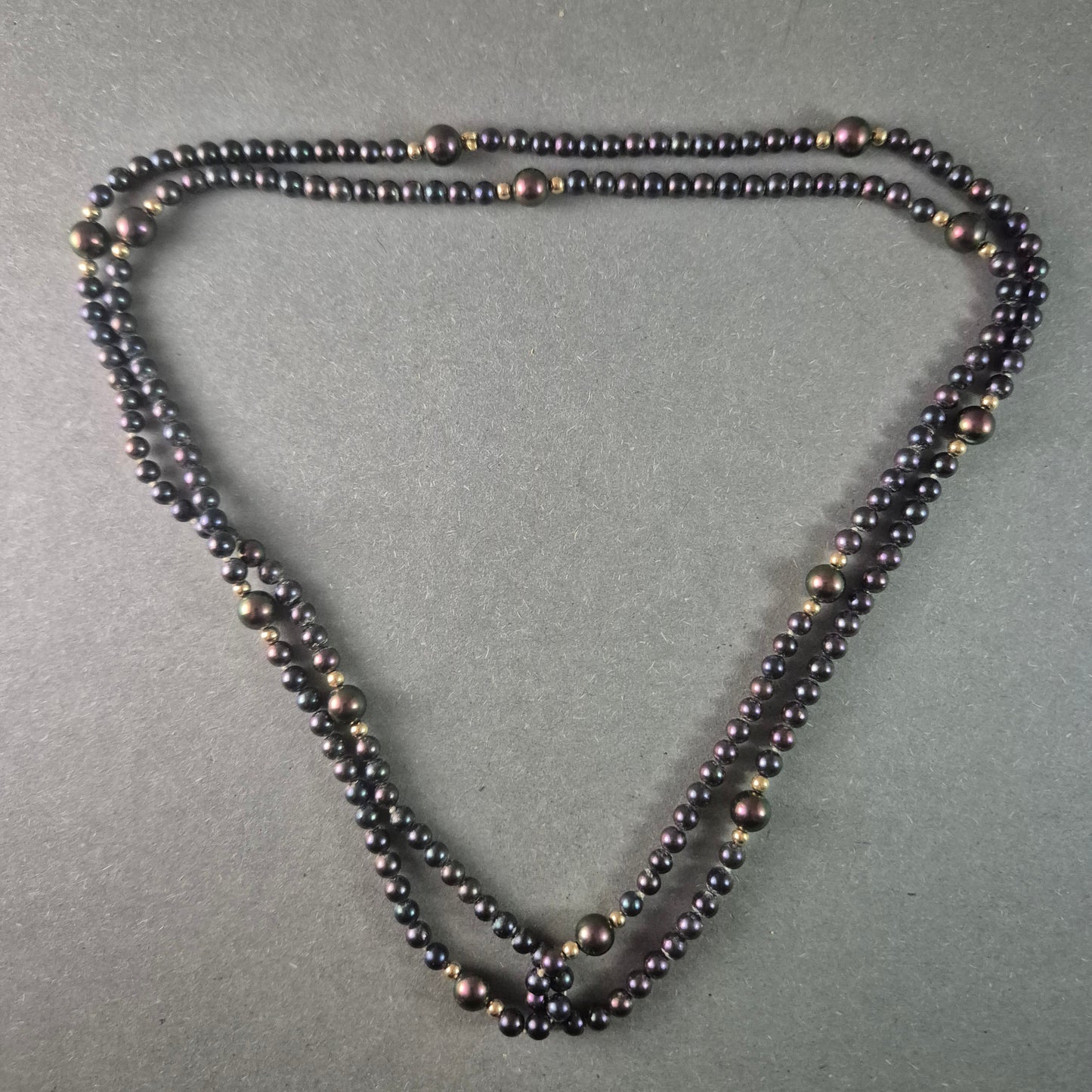 Elegante schwarze Perlenkette – Klassische Schönheit mit goldenen Akzenten