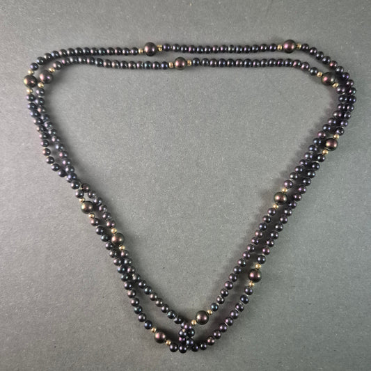 Elegante schwarze Perlenkette – Klassische Schönheit mit goldenen Akzenten