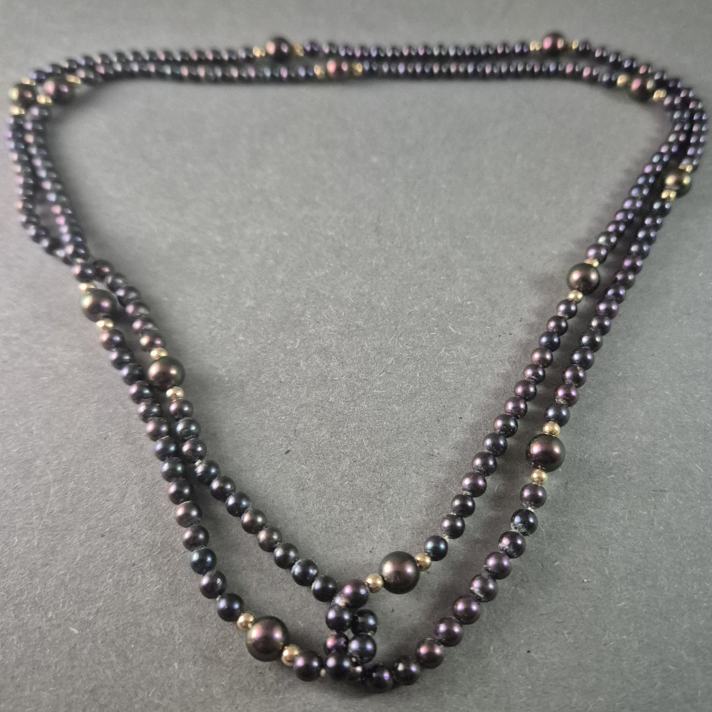 Elegante schwarze Perlenkette – Klassische Schönheit mit goldenen Akzenten